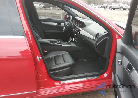 2012 Mercedes-Benz C 250 Sport z USA, uszkodzony, nr VIN WDDGF4HB9CR234329